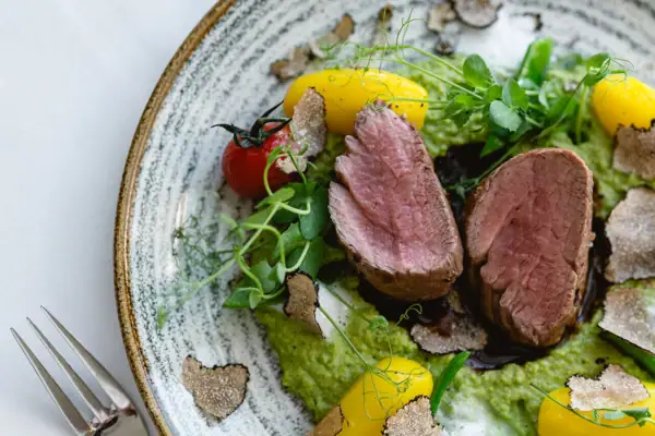Ein Teller mit Essen, Gabel und Messer.
