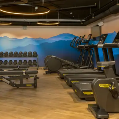 Fitness am Tegernsee Fitnessstudio mit Laufbändern und Trainingsgeräten