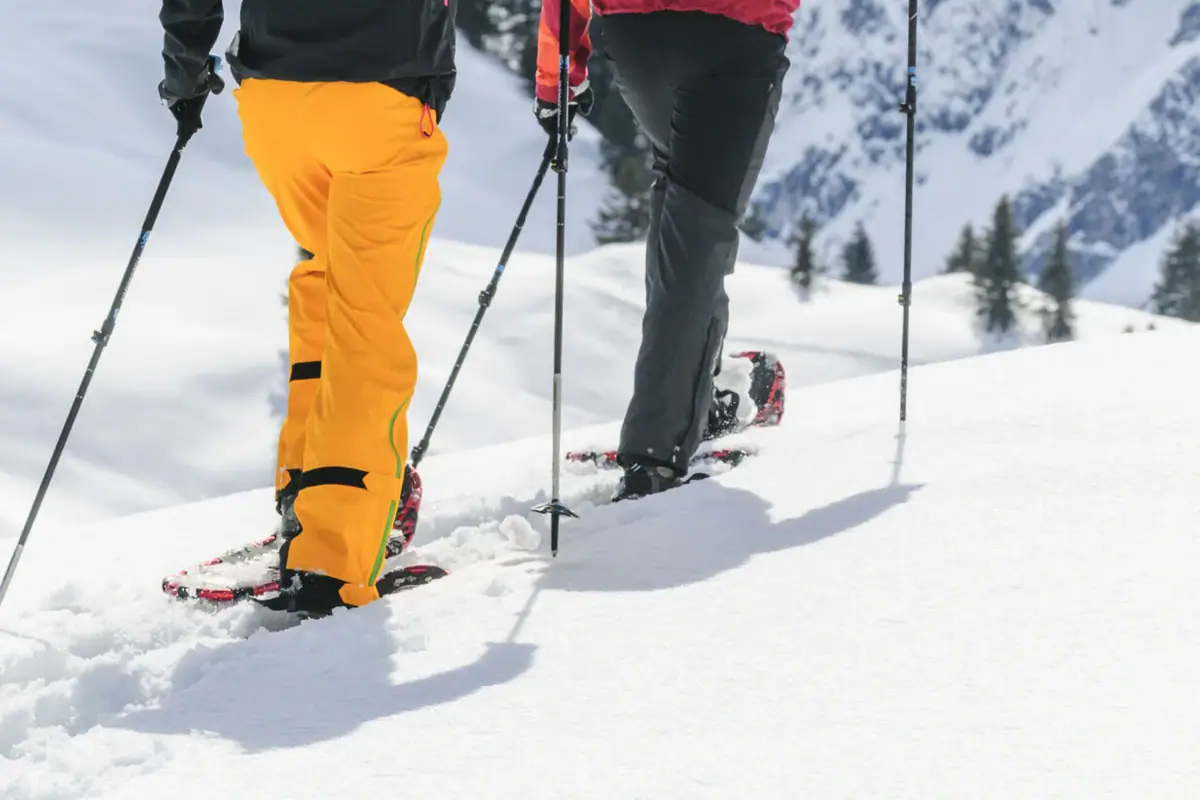 Zwei Personen beim Skifahren im Schnee.