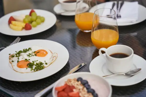 Ein Tisch mit Tellern voller Speisen und Getränken.