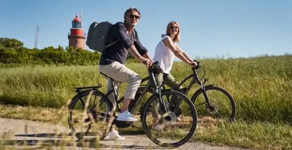 Mann und Frau fahren auf einem Weg Fahrrad.