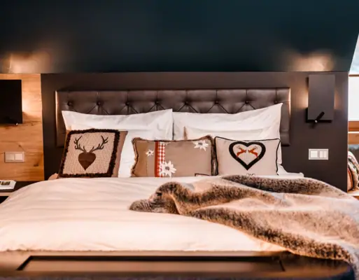 Ein Bett mit Kissen und einer Decke.