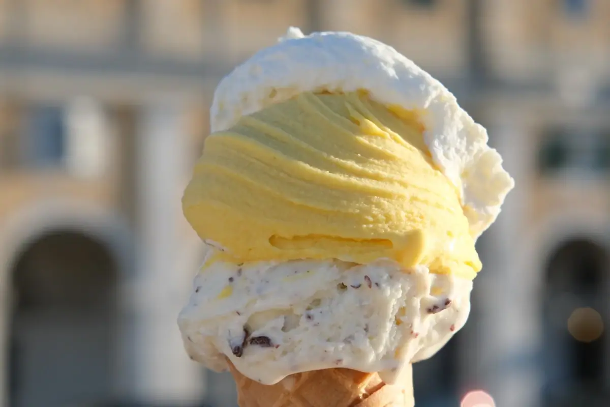 Nahaufnahme einer Eistüte mit cremigem Eis