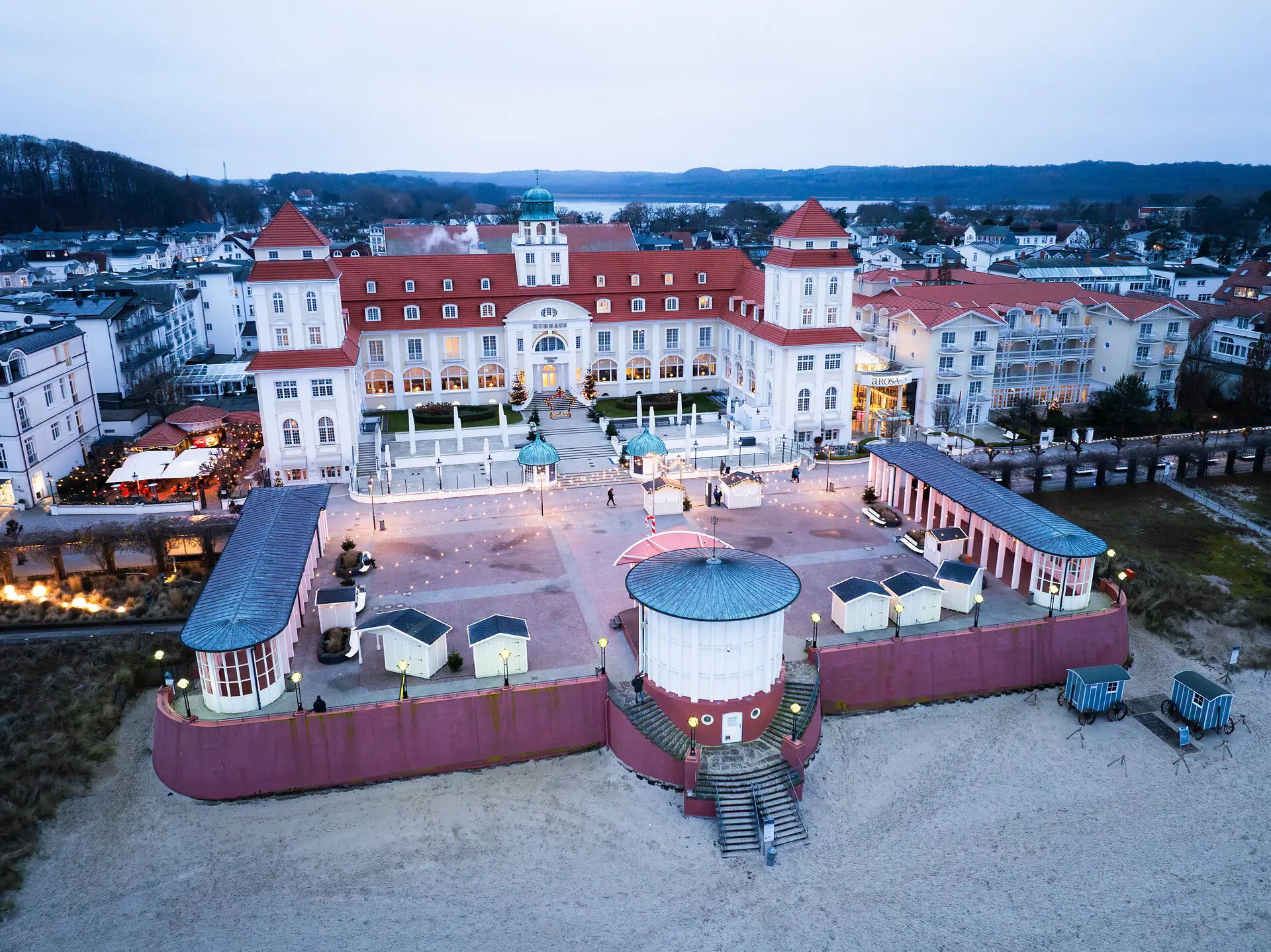 Großes Gebäude mit rotem Dach