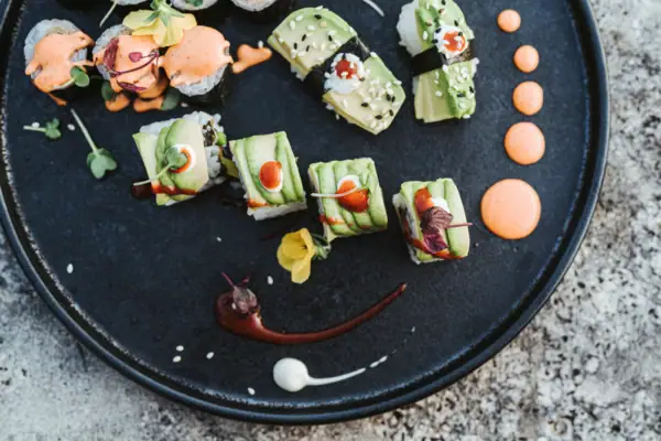 Ein Teller Sushi auf einer Steinoberfläche.