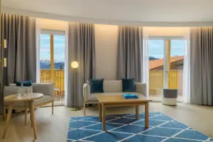 Wohnbereich Ein Wohnzimmer mit einem Sofa und einem Tisch.