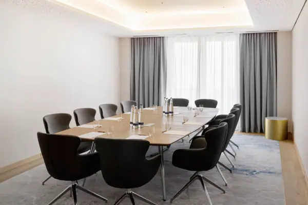 Konferenz 2 A-ROSA Tegernsee Konferenzraum 2 im A-ROSA Tegernsee mit einer Blocktafel