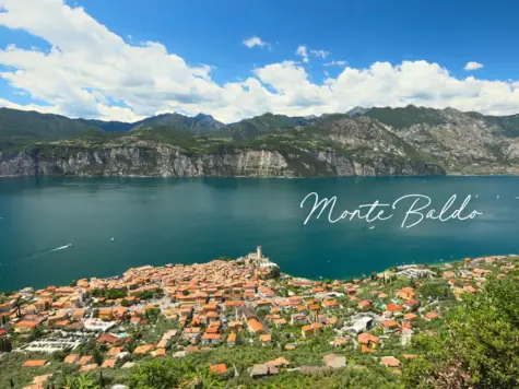 Ausblick von einem Berg auf den Gardasee in Italien.
