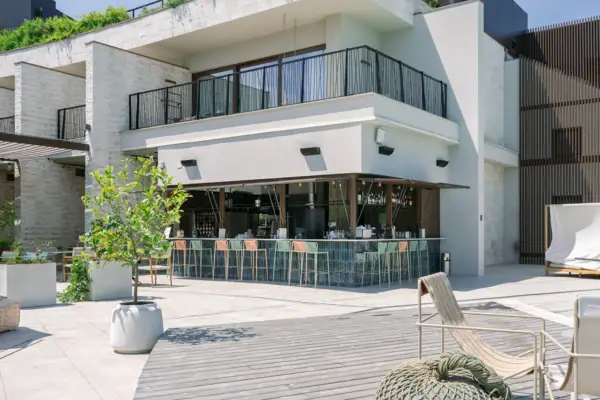 Ein Gebäude mit einer Terrasse und Stühlen.