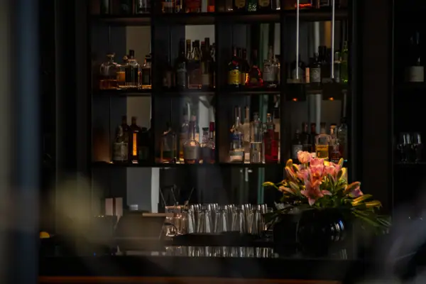 Ein Regal mit Flaschen und Gläsern.