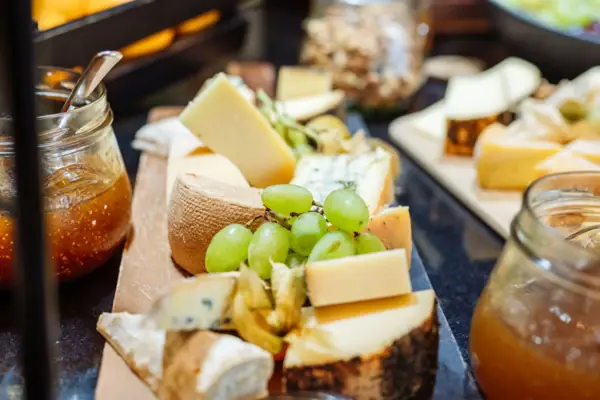 Ein Teller mit Käse und Trauben.