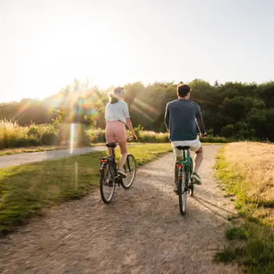 Ein Mann und eine Frau fahren auf einem Weg Fahrrad.