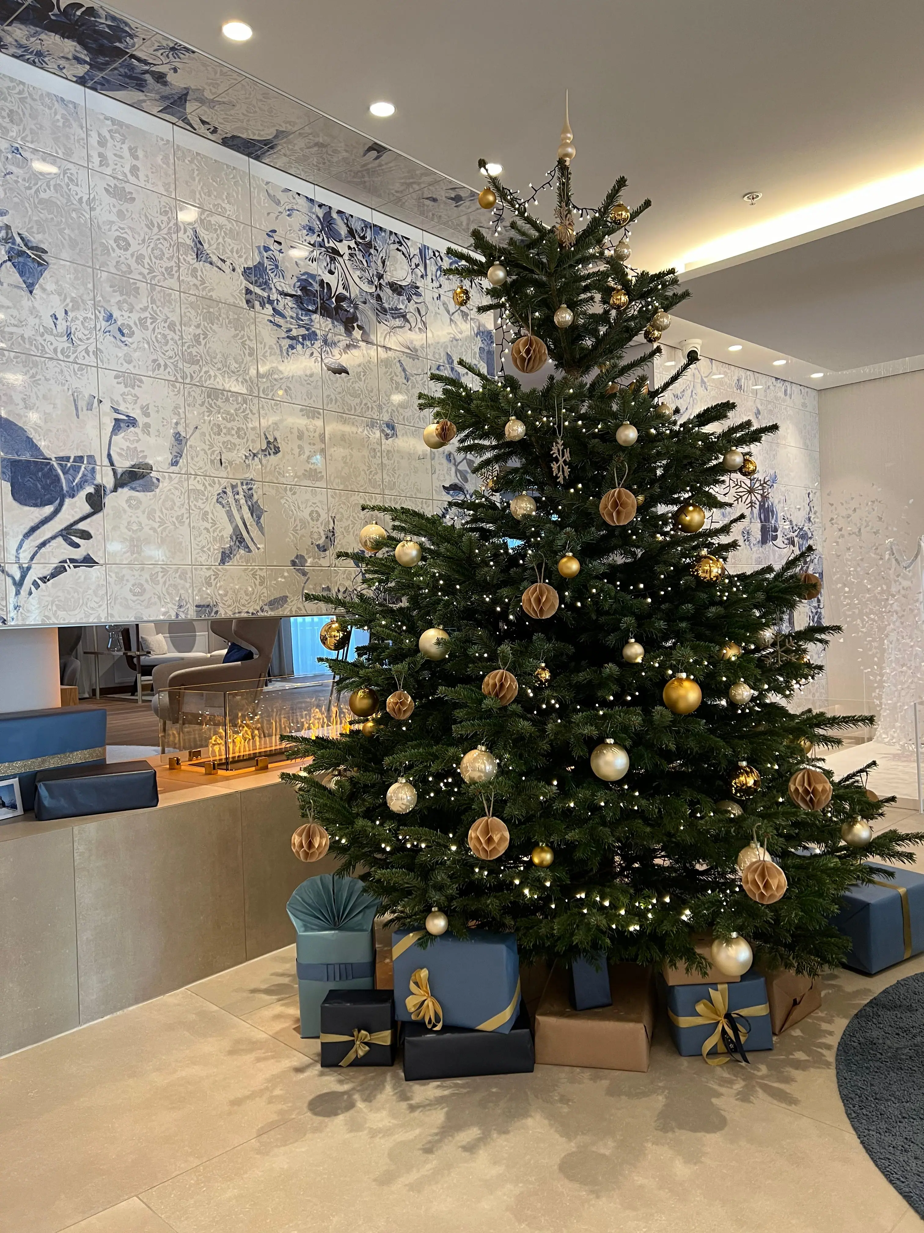 Weihnachtsbaum mit Geschenken