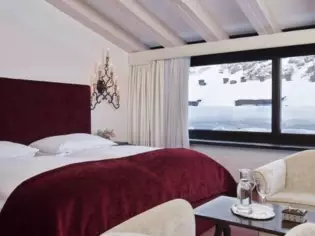 Ein Hotelzimmer mit einem gemütlichen Bett und zwei Sesseln.