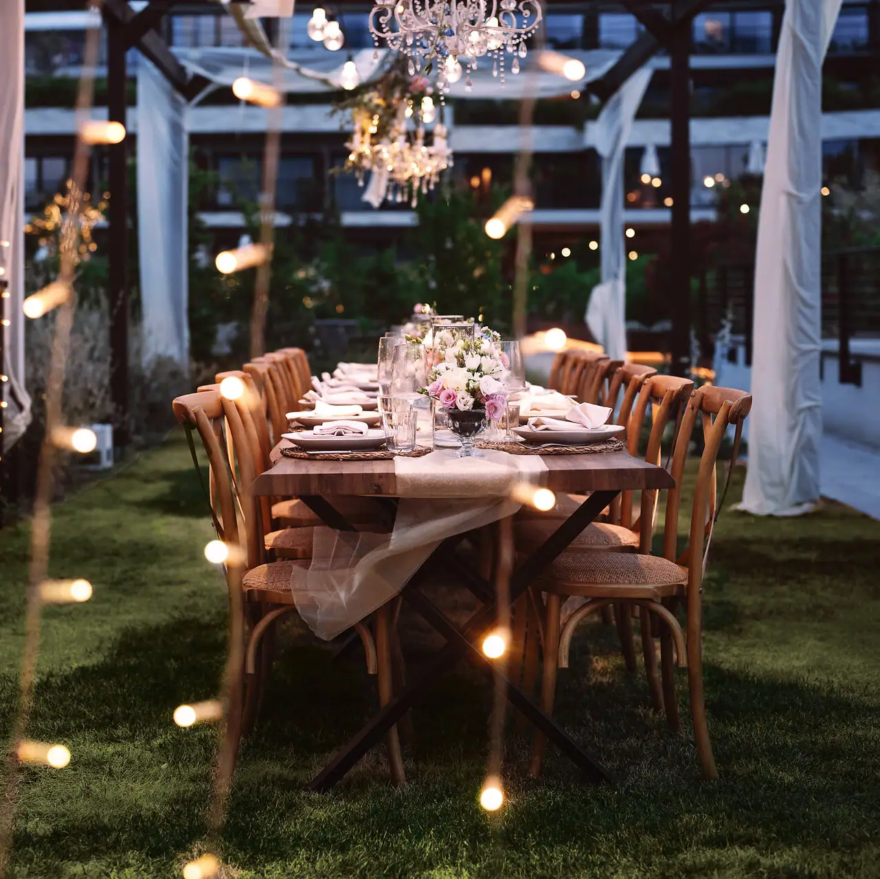 Ein für eine Dinnerparty gedeckter Tisch mit Kerzen.