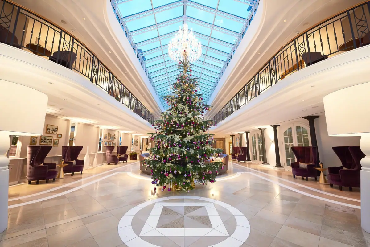 Weihnachtsbaum in einem Gebäude