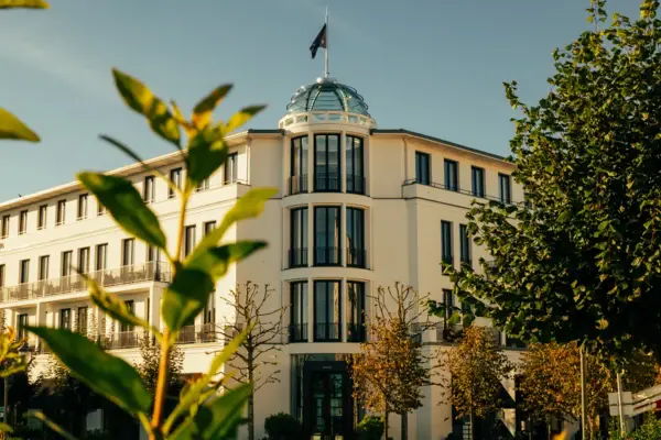 Gebäude mit einer Flagge auf dem Dach, umgeben von Bäumen.