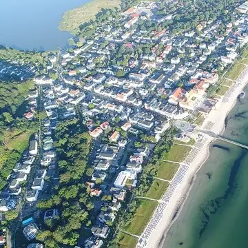 Luftaufnahme Binz, mit klarem Blick auf Küstenformen und Gewässer.