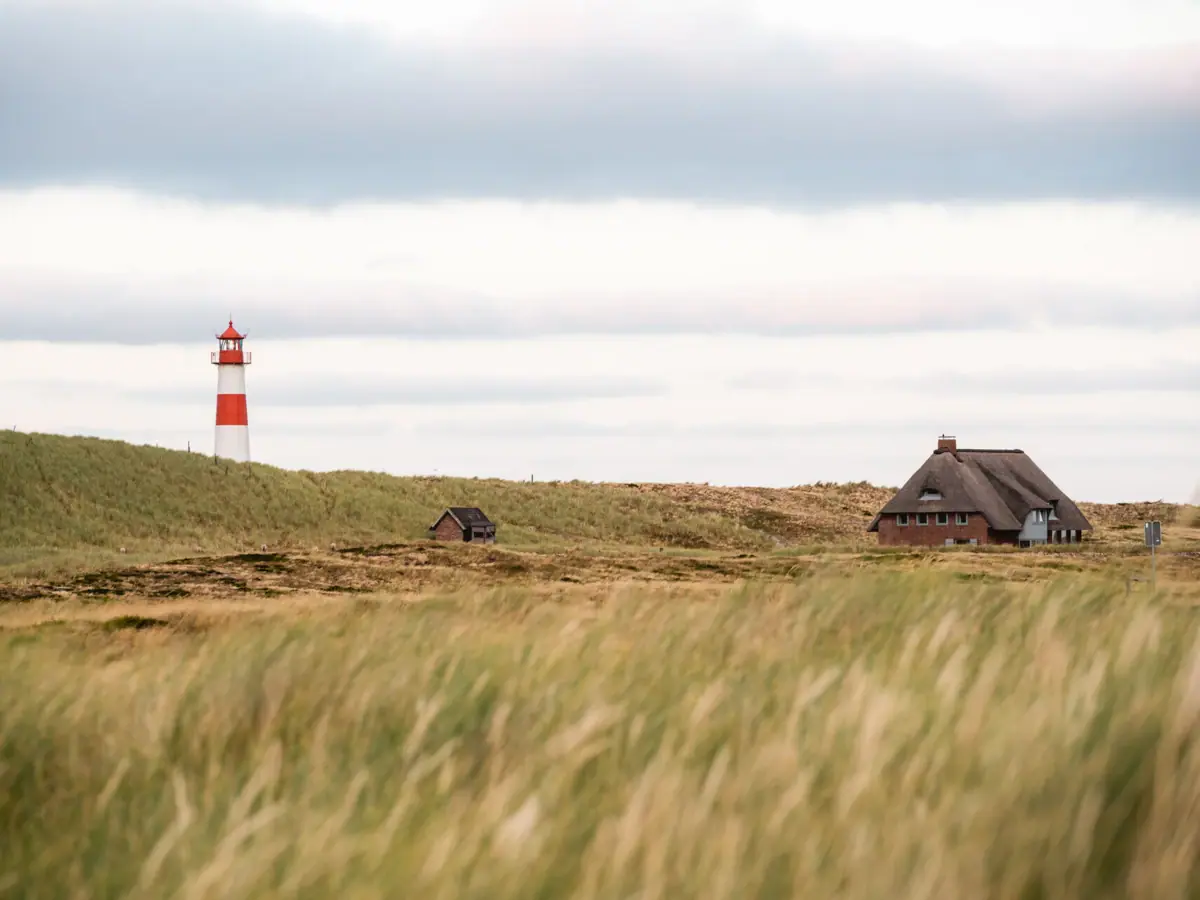Leuchtturm auf Sylt Ein Haus und ein Leuchtturm auf Sylt.