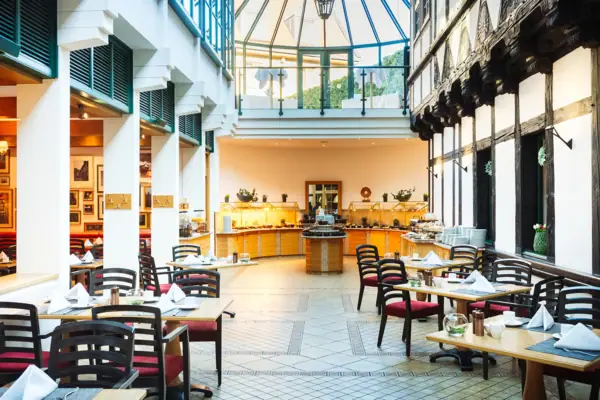 Ein Restaurant mit Tischen und Stühlen.