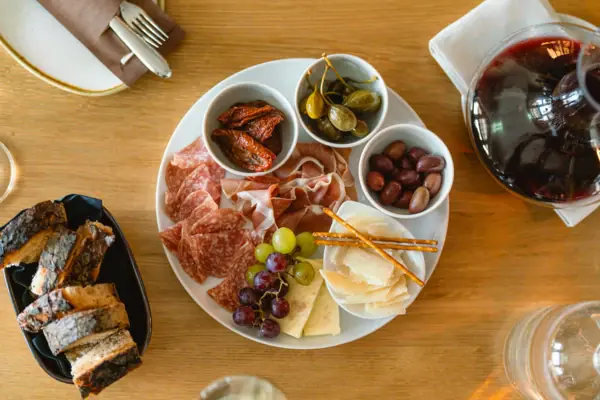Ein Teller mit Essen auf einem Tisch.