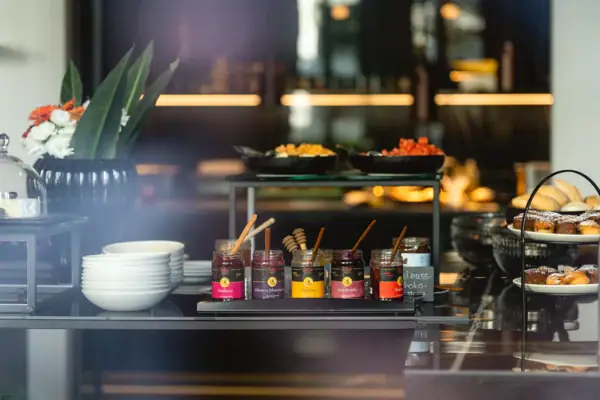 Frühstücksbuffet Gläser mit Marmelade und Schüsseln auf einem Tisch.