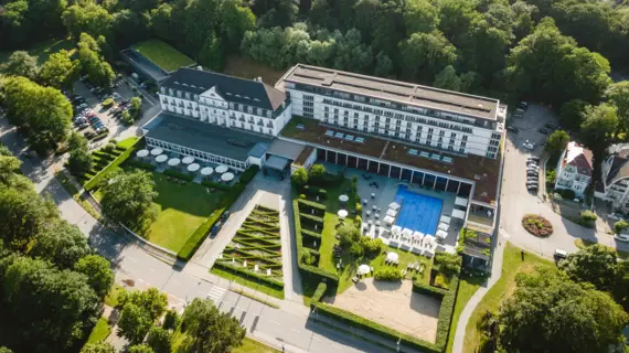 A-ROSA Travemünde Hotel mit Pool in grüner Landschaft