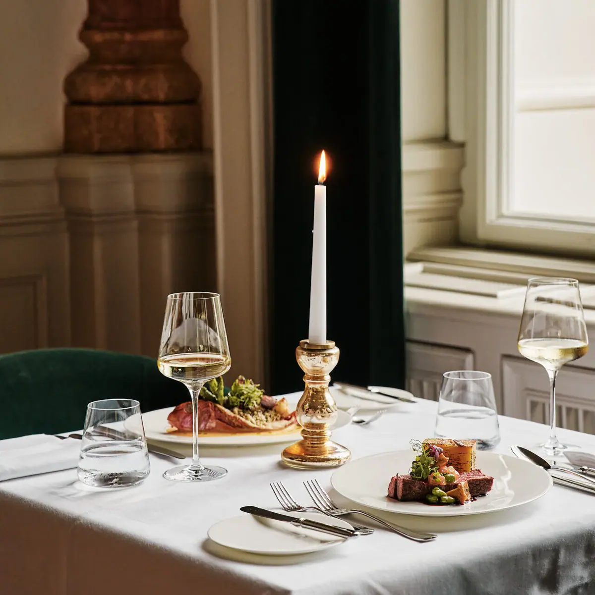 Ein gedeckter Tisch mit Tellern und Essen.