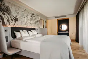 Ein Bett mit einer Karte an der Wand.