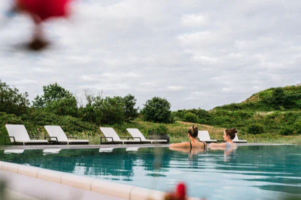 Gruppo di donne che nuotano in una piscina all'aperto.