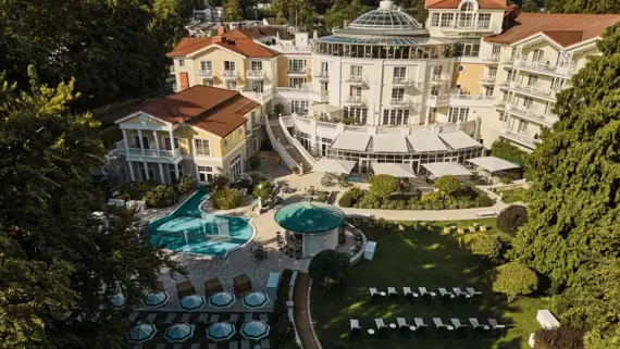  Außenanischt des Hotels mit Pool und Liegen.