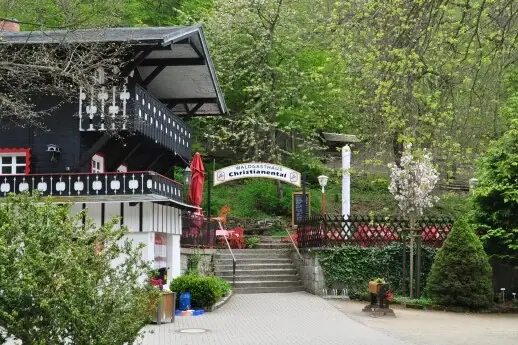 Ein Gebäude mit Treppen, die zu einem Restaurant führen.