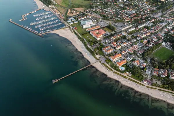 Stadtansicht neben einem Gewässer aus der Vogelperspektive