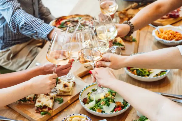 Eine Gruppe von Menschen hält Weingläser.