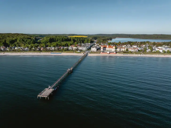 Ein langer Steg, der zu einem Strand führt.