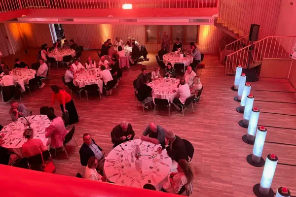 Game Night Gruppe von Menschen, die an Tischen in einem Raum mit rotem Licht sitzen