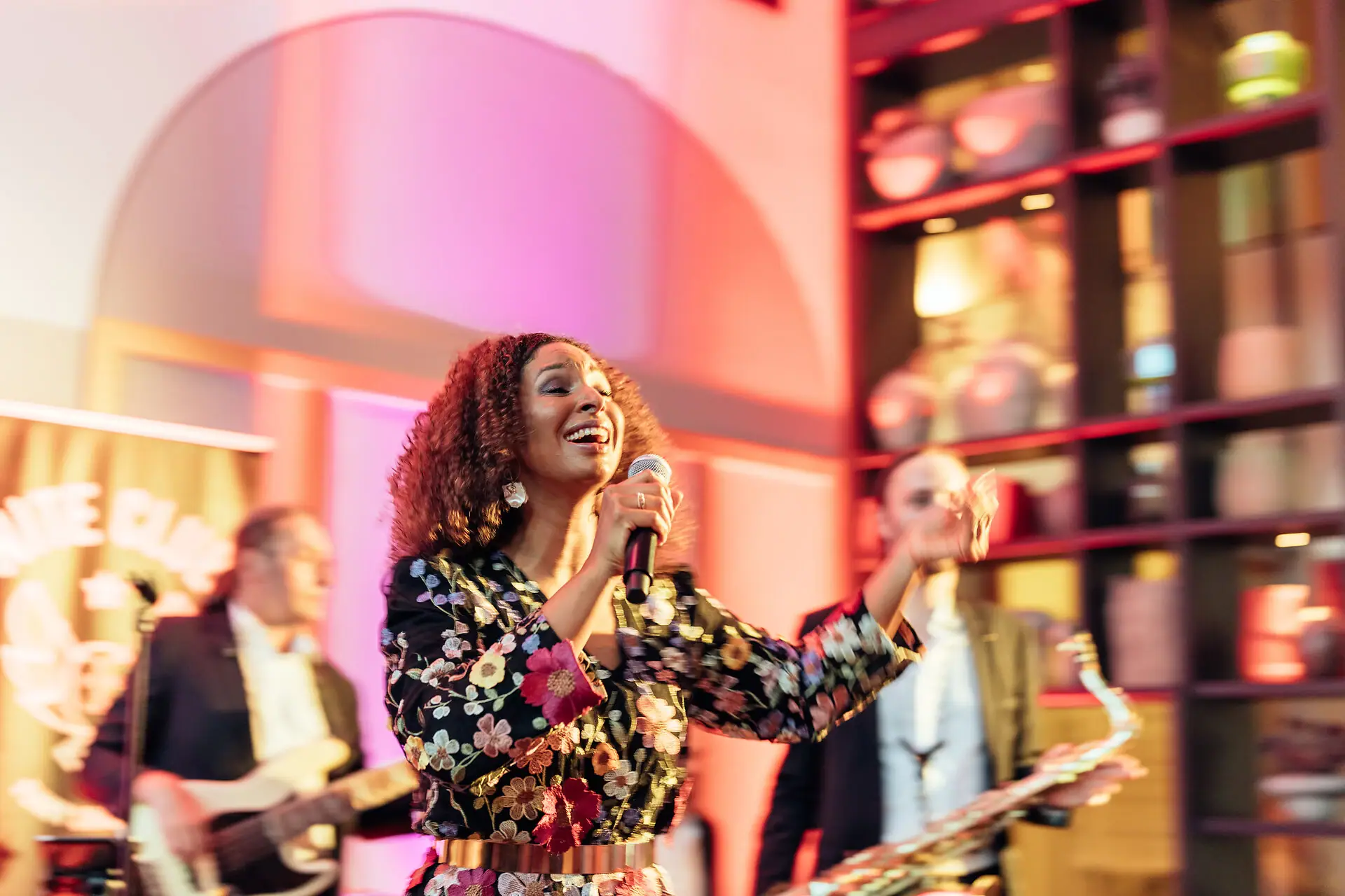 Eine Frau singt in ein Mikrofon.