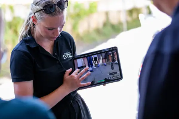 Future Challange Eine Frau hält ein Tablet.