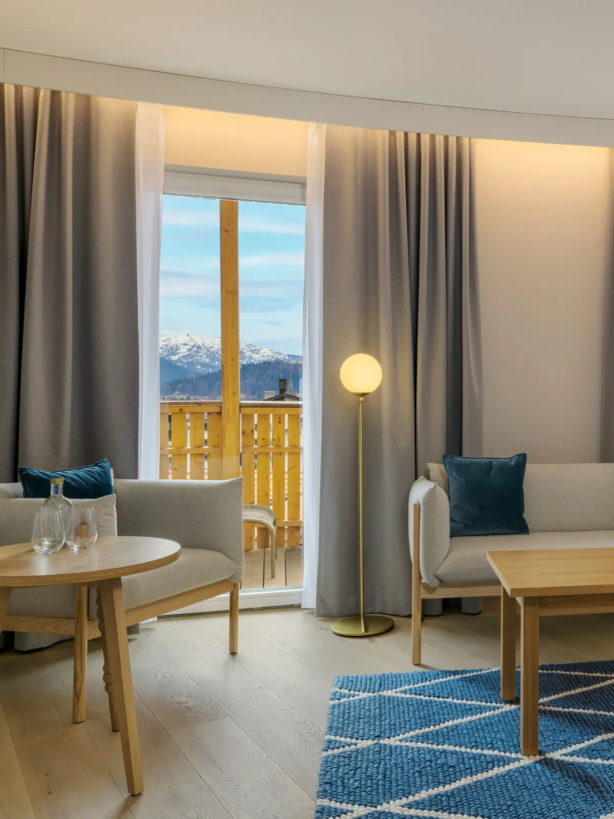 Sitzbereiche im Zimmer Wohnzimmer mit Couch und Tisch