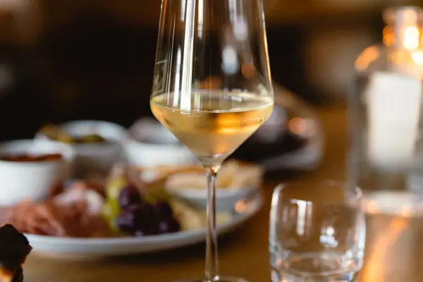 Ein Weinglas auf einem Tisch.