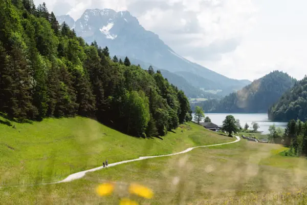 Verschneite Berggipfel unter blauem Himmel.