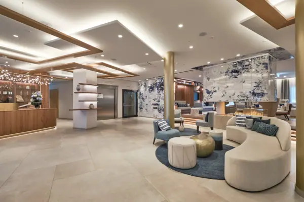 Die Lobby vom A-ROSA Tegernsee mit modernen Möbeln.