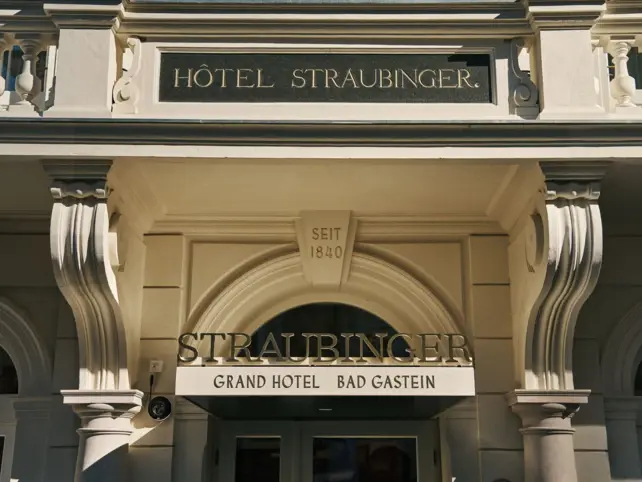 Der helle Hauseingang zum Straubinger Grand Hotel in Bad Gastein.