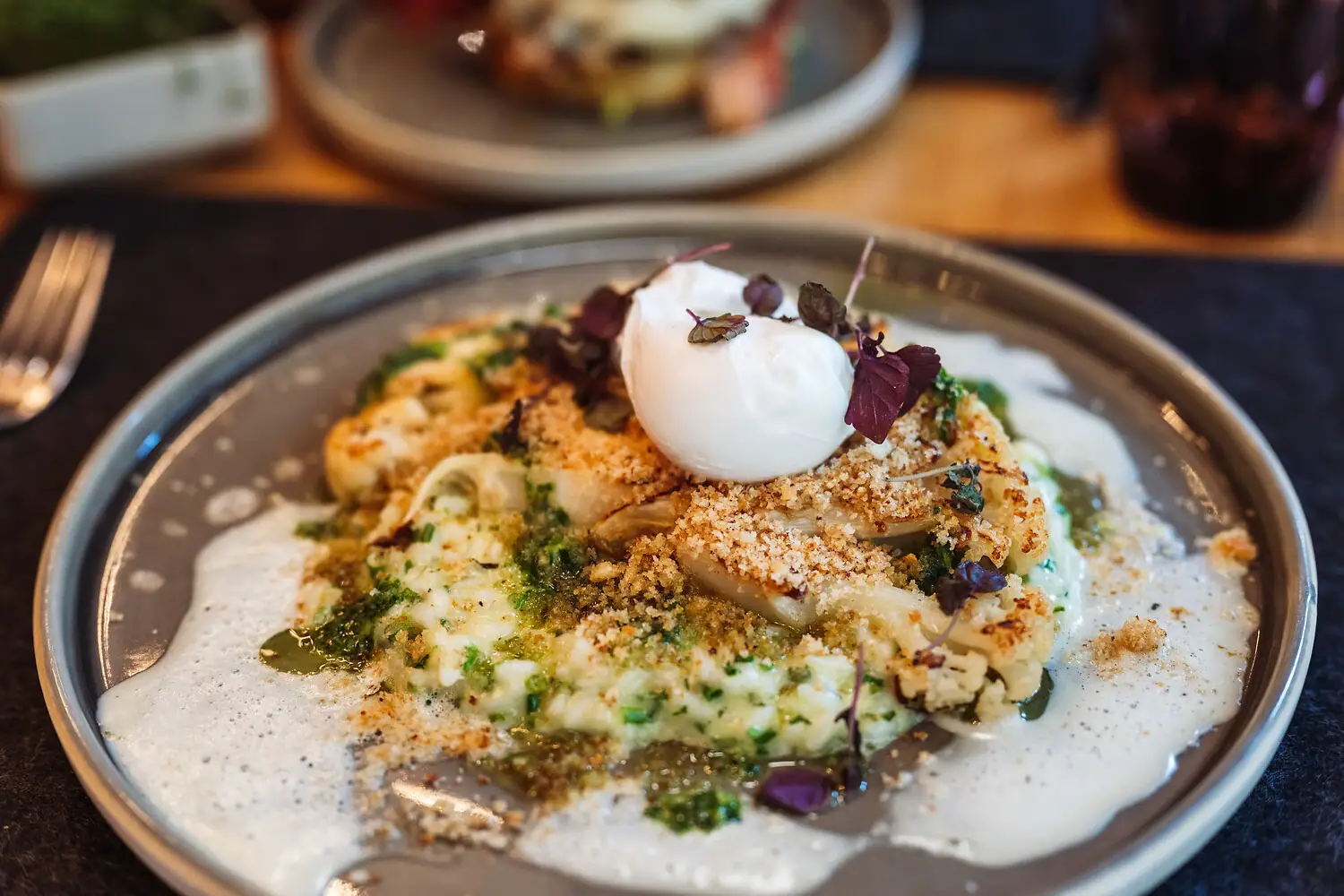 Heimat Harz Menü Ein Teller mit Essen und weißer Soße.