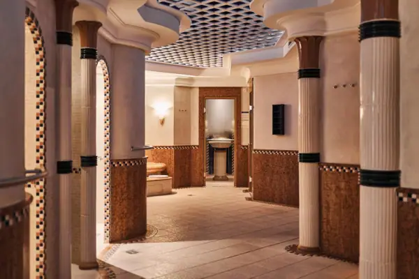 Ein Spabereich mit Säulen und einem Eisbrunnen.