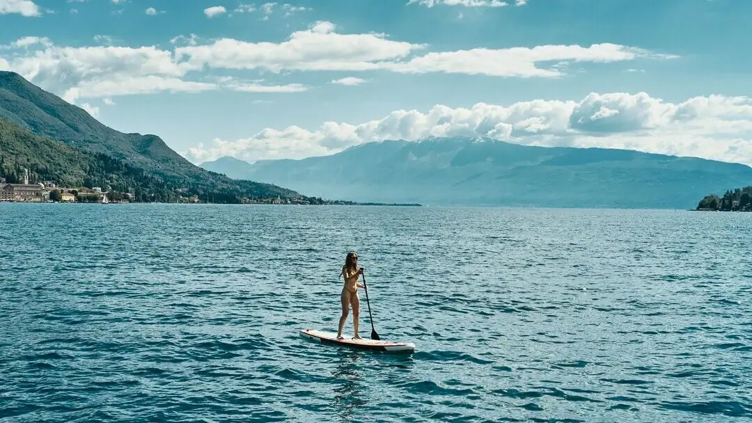 Eine Frau auf einem Paddleboard im Wasser.