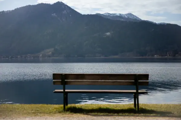 Tegernsee Bank mit Blick auf einen See