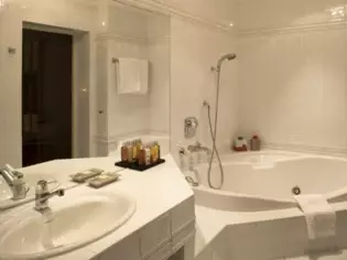 Ein helles Badezimmer mit einer großen Whirlpool-Badewanne.