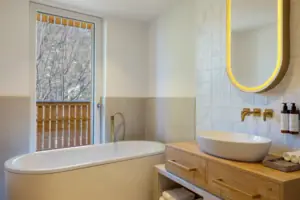 Badezimmer Badezimmer mit Badewanne und Waschbecken