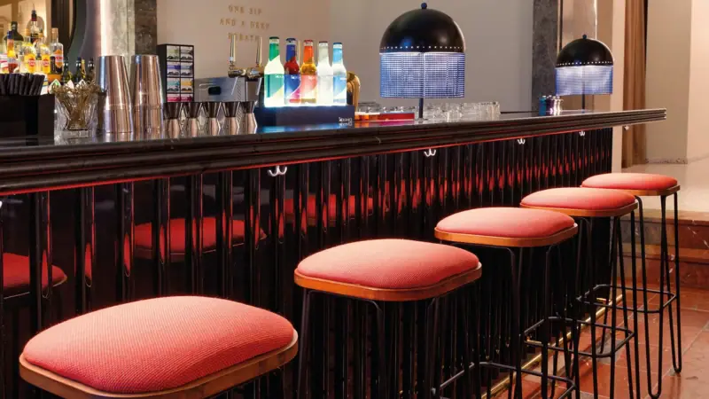 Eine Reihe von Barhockern in einer Bar.